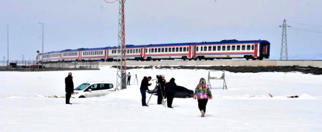 VAN GÖLÜ EKSPRESİ FOTOĞRAFÇILARIN İLGİ ODAĞI OLDU