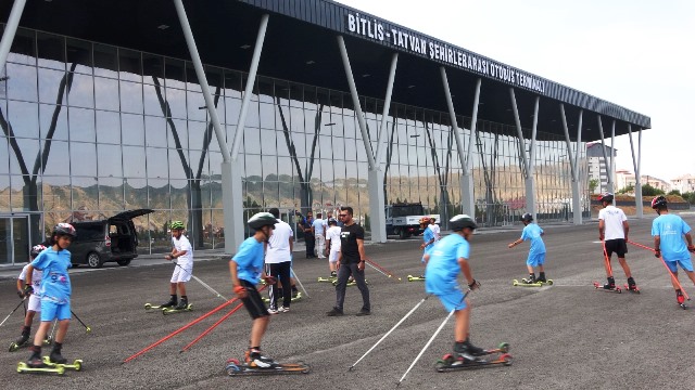 BİTLİS’TE TEKERLEKLİ KAYAK SPORCULARI YARIŞLARA AÇILIŞI BEKLEYEN OTOGAR ALANINDA HAZIRLANIYOR