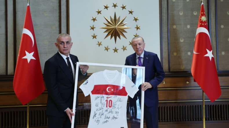 Cumhurbaşkanı Erdoğan, TFF Başkanı Hacıosmanoğlu ile beraberindekileri kabul etti